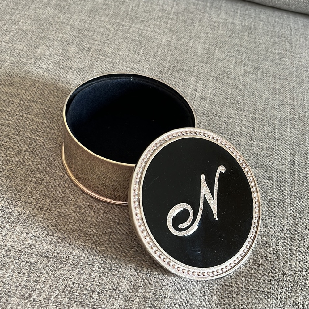“N” jewelry holder